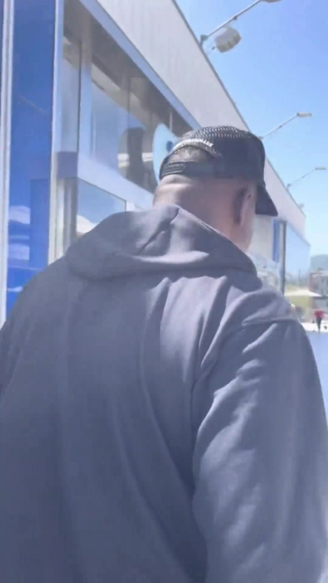 还真的被打了国外球迷偶遇兰多夫奥多姆时故意搞怪认错人