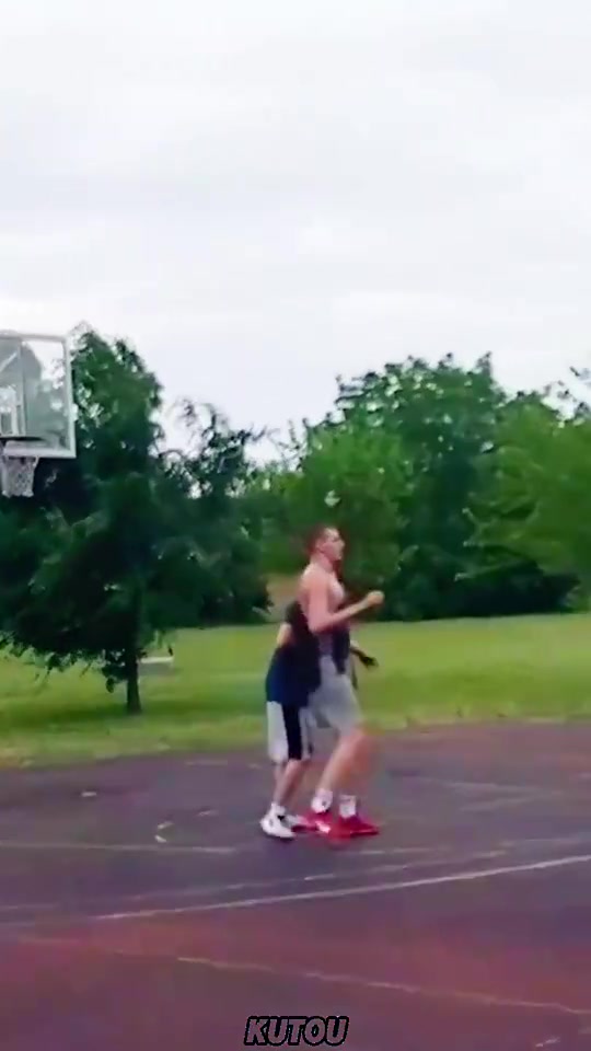 约基奇和村民们打野球 这看着不像打NBA的啊