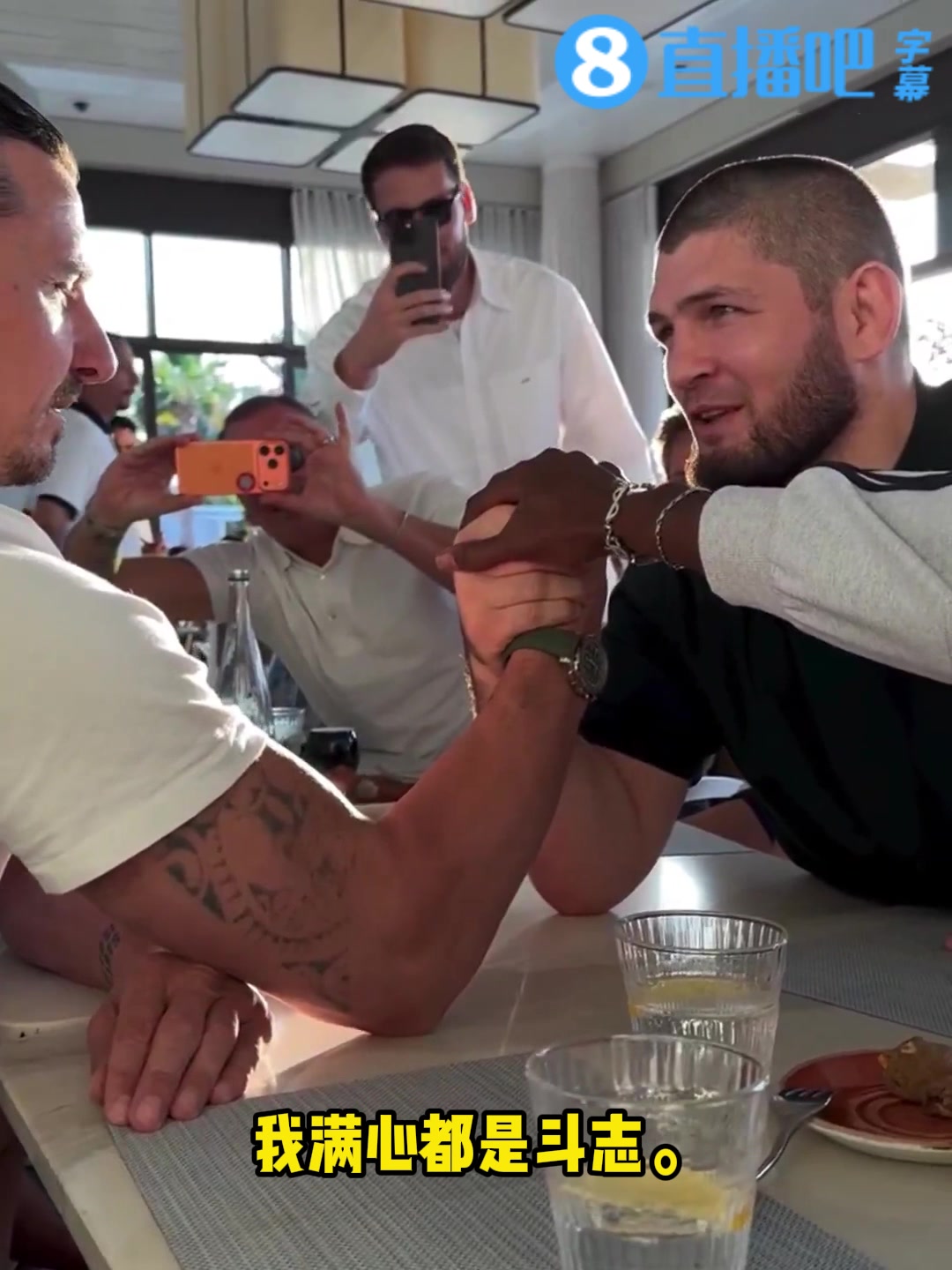 伊布和UFC传奇巨星小鹰扳手腕小鹰轻笑询问你感觉如何