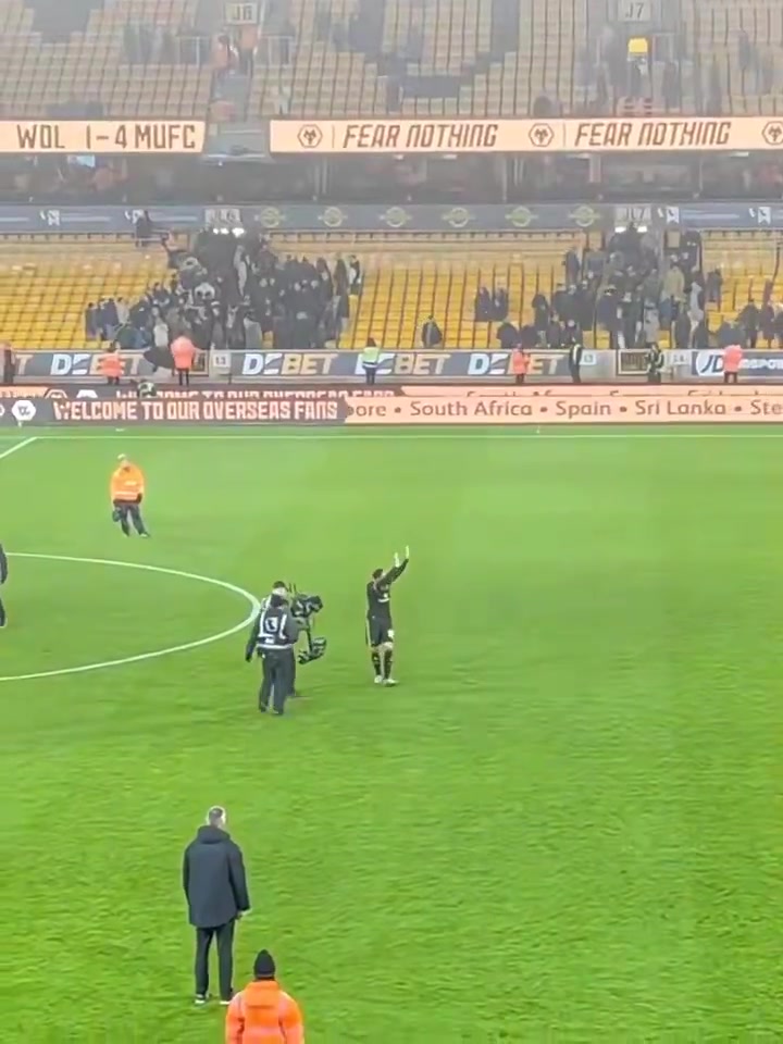 有情有义库尼亚在比赛结束后向狼队球迷挥手致意