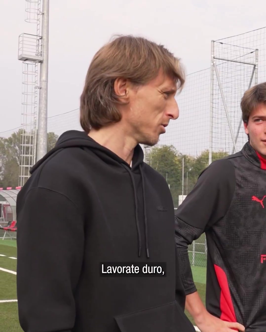 莫德里奇在训练场激励红黑军团的年轻一代