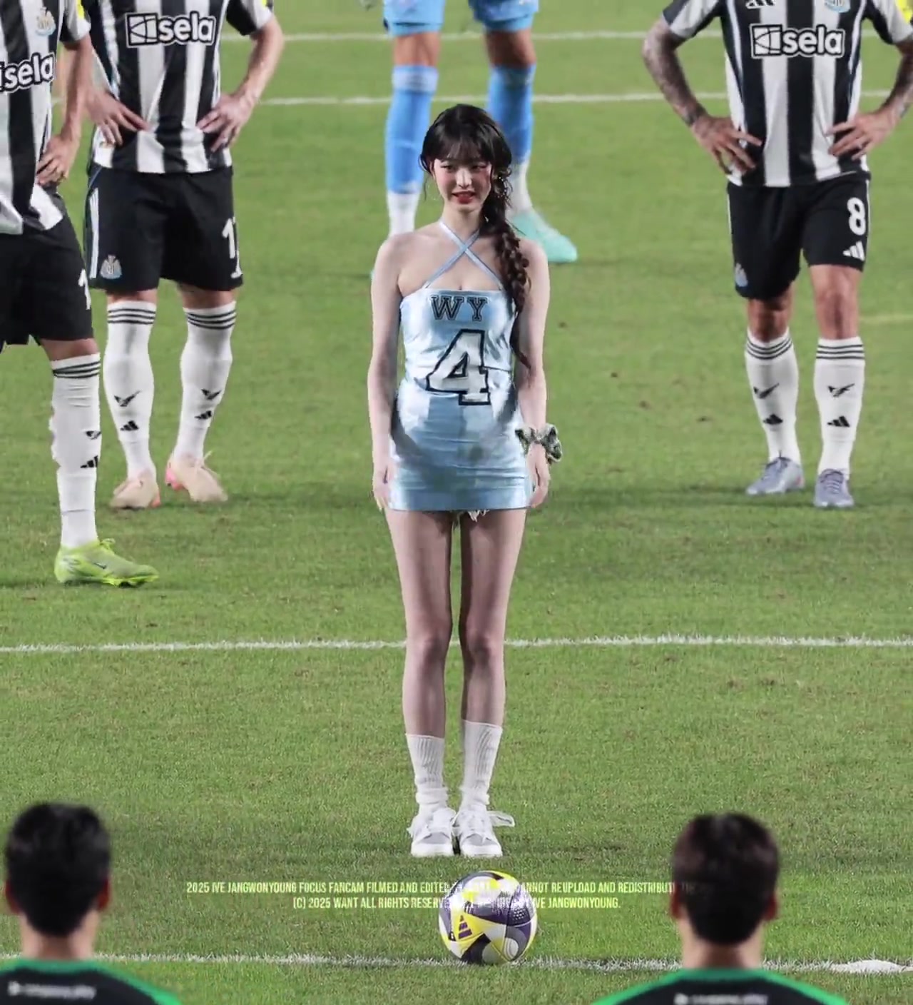 吧友可以教教她吗这一脚射门连她自己都笑了