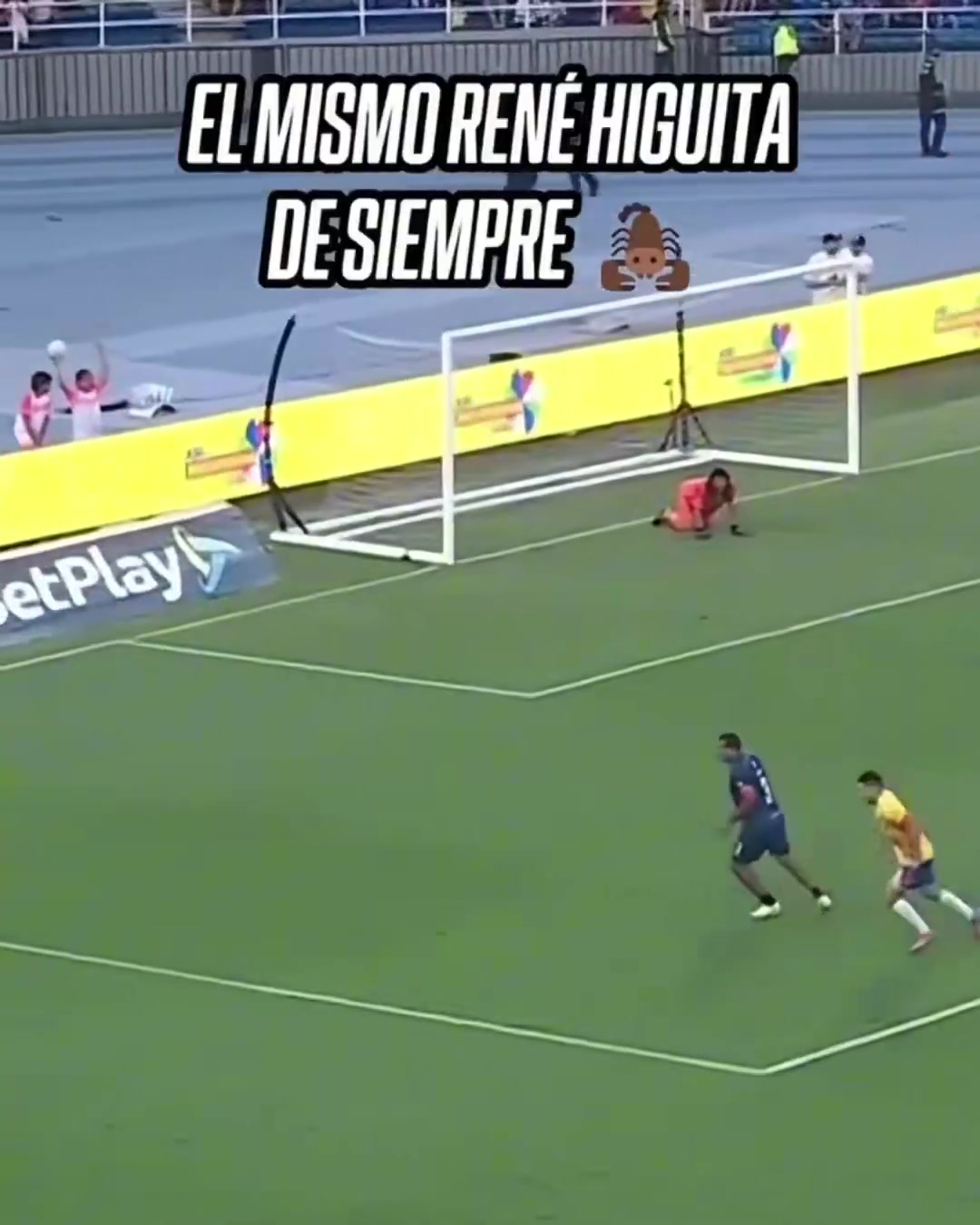 59岁疯子门将伊基塔再现蝎子摆尾不过这下摆在屁股上啦