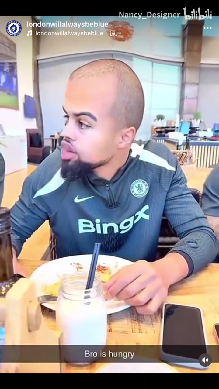 这什么特效帕尔默被拍到走路正常在切尔西的食堂