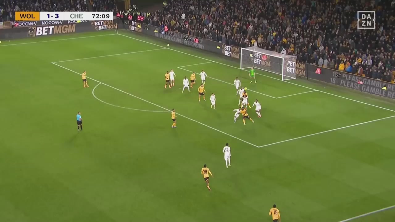 狼队再扳一球沃尔费小角度打门得手狼队2-3落后切尔西