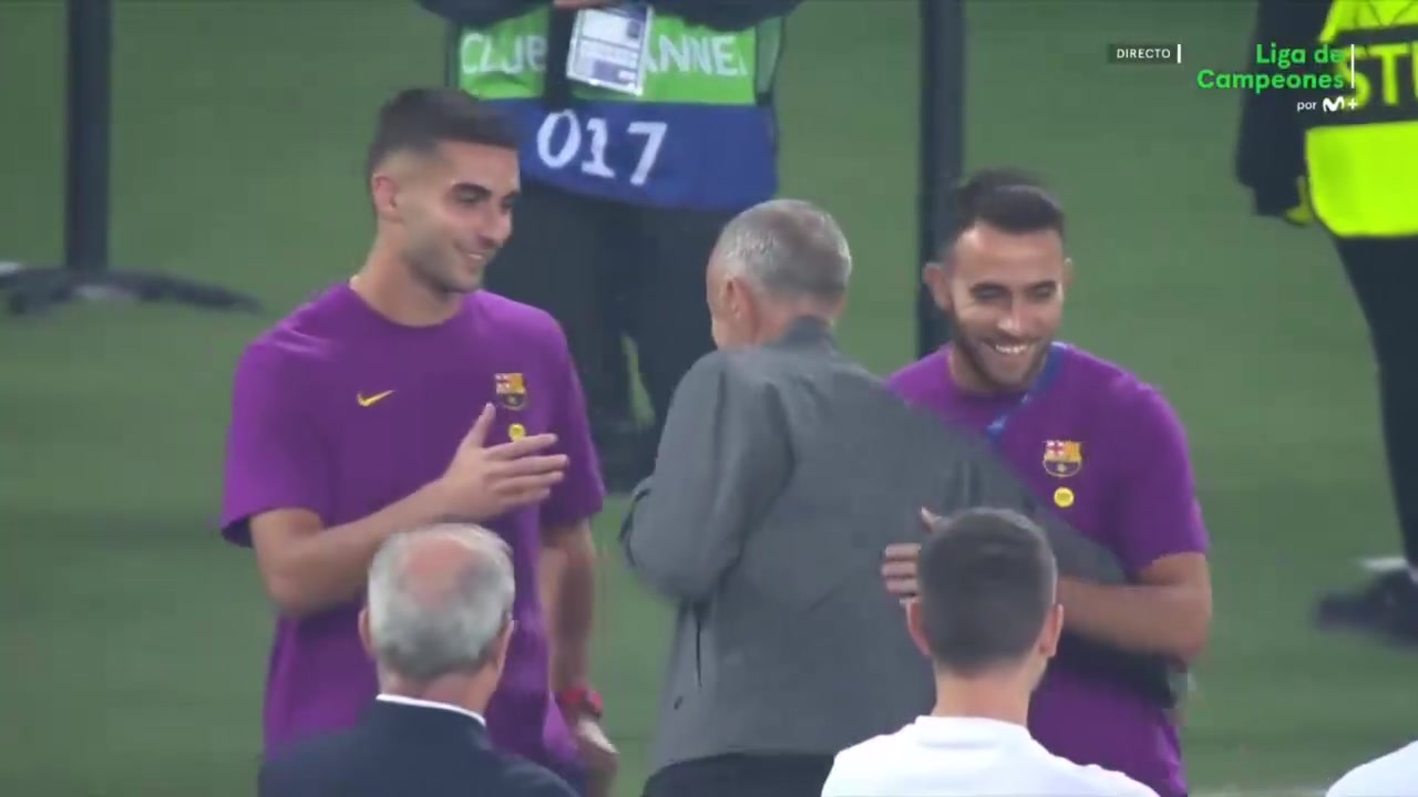 太熟了巴萨球员赛前和恩里克叙旧费兰有点逗啊